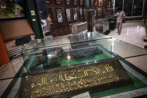 Pengunjung mengamati koleksi artefak di Museum Sejarah Perkembangan Islam, Menara Al Husna kompleks Masjid Agung Jawa Tengah (MAJT), Semarang, Jawa Tengah, Kamis (13/3/2025). Foto: Aprillio Akbar/ANTARA FOTO