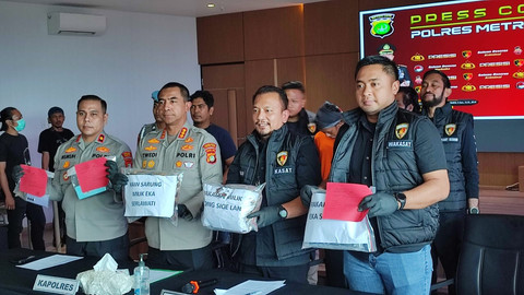 Polisi menunjukan barang bukti kasus pembunuhan terhadap ibu dan anak yang mayatnya ditemukan dalam toren. Foto: Rachmadi Rasyad/kumparan