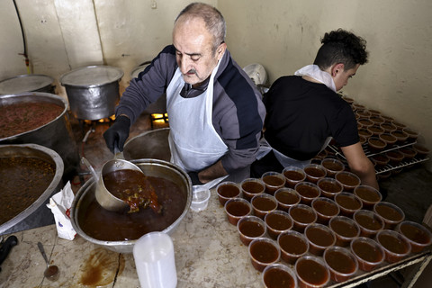 Warga menyiapkan hidangan untuk berbuka puasa saat bulan Ramadan di Kamp al-Amari, Tepi Barat, Selasa (11/3/2025). Foto: Zain Jaafar/AFP