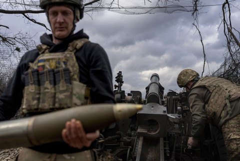 Prajurit Ukraina dari brigade Khartia mempersiapkan Howitzer M101 sebelum menembak ke arah posisi Rusia di wilayah Kharkiv, Ukraina, Rabu (12/3/2025). Foto: Alex Babenko/AP Photo