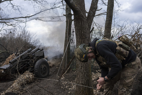 Prajurit Ukraina dari brigade Khartia mempersiapkan Howitzer M101 sebelum menembak ke arah posisi Rusia di wilayah Kharkiv, Ukraina, Rabu (12/3/2025). Foto: Alex Babenko/AP Photo