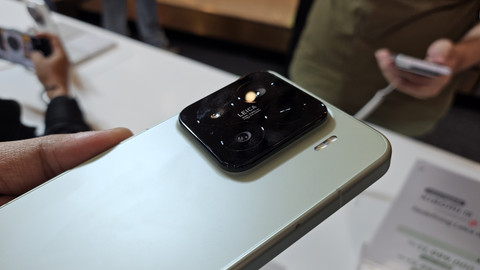 Smartphone Xiaomi 15. Foto: Kevin S. Kurnianto/kumparan