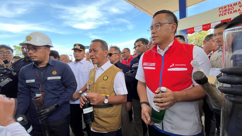 Menteri ESDM Bahlil Lahadalia dan Dirut Pertamina Simon Aloysius Mantiri mengecek kualitas BBM di SPBU Gerem, Cilegon, Banten, Kamis (13/3/2025). Foto: Fariza Rizky Ananda/kumparan