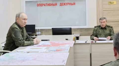 Presiden Rusia Vladimir Putin mengunjungi pusat kendali angkatan bersenjata Rusia selama konflik Rusia-Ukraina di wilayah Kursk, Rusia, Rabu (12/3/2025). Foto: Russian Pool/Reuters TV via REUTERS