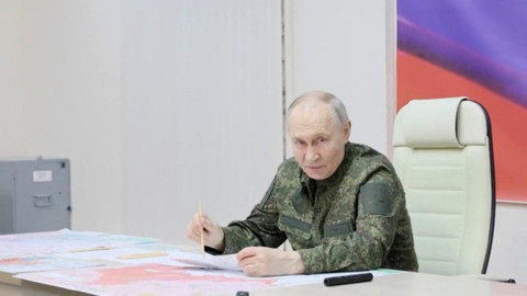 Presiden Rusia Vladimir Putin mengunjungi pusat kendali angkatan bersenjata Rusia selama konflik Rusia-Ukraina di wilayah Kursk, Rusia, Rabu (12/3/2025). Foto: Russian Pool/Reuters TV via REUTERS