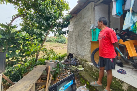 Warga melihat kondisi Sungai Citarum di Kelurahan Nagasari, Kecamatan Karawang Barat. Foto: kumparan