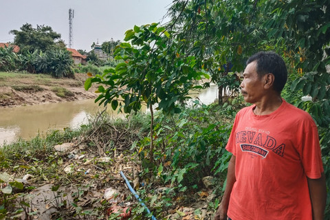 Warga melihat kondisi Sungai Citarum di Kelurahan Nagasari, Kecamatan Karawang Barat. Foto: kumparan