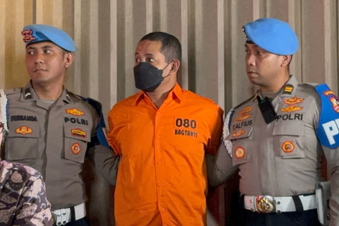 Eks Kapolres Ngada, AKBP Fajar Widyadharma Lukman Sumaatmaja, mengenakan baju... </div>
<div class=
