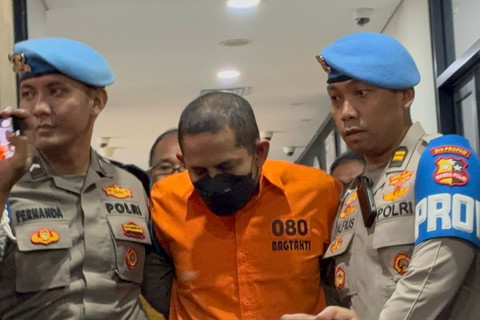 Mantan Kapolres Ngada AKBP Fajar Widyadharma Lukman mengenakan baju tahanan dihadirkan saat konferensi pers di Mabes Polri, Jakarta pada Kamis (13/3/2025). Foto: Abid Raihan/kumparan