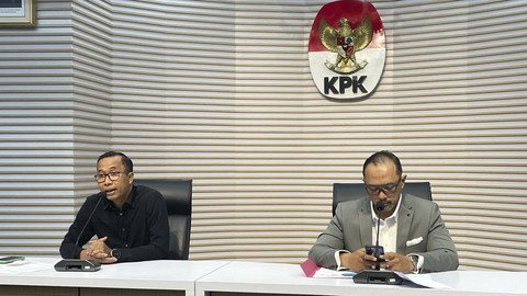 Konferensi pers pengumuman penetapan tersangka kasus dugaan korupsi pengadaan iklan periode 2021-2023 Bank Pembangunan Daerah Jawa Barat dan Banten (Bank BJB), di Gedung Merah Putih KPK, Jakarta, Kamis (13/3/2025).  Foto: Fadhil Pramudya/kumparan