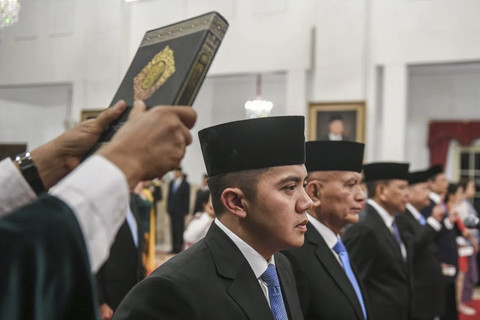 Sekretaris Kabinet Teddy Indra Wijaya (kiri) mengucapkan sumpah jabatan saat pelantikan Wakil Menteri Kabinet Merah Putih di Istana Negara, Jakarta, Senin (21/10/2024). Foto: Hafidz Mubarak A/ANTARA FOTO