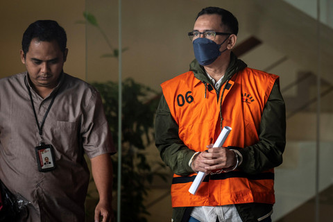 Tersangka kasus dugaan korupsi pemberian kredit oleh Lembaga Pembiyaan Ekspor Indonesia (LPEI) Direktur Utama PT Petro Energy Newin Nugroho (kanan) keluar dari ruang pemeriksaan di Gedung Merah Putih KPK, Jakarta, Kamis (13/3/2025).  Foto: Bayu Pratama S/ANTARA FOTO