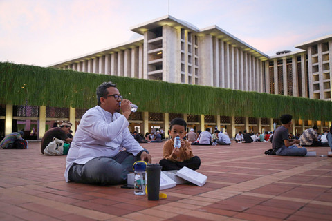 Umat muslim berbuka puasa di Masjid Istiqlal, Jakarta, Kamis (13/3/2025). Foto: Iqbal Firdaus/kumparan