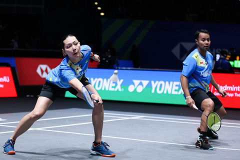 Ganda campuran Indonesia Rehan Naufal Kusharjanto dan Gloria Emanuelle Widjaja saat melawan wakil China Chen Tang Jie dan Toh Ee Wei pada pertandingan All England di Birmingham, Inggris, Rabu (12/3/2025). Foto: PBSI