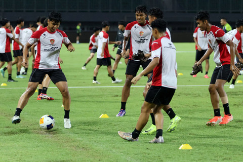 Pemain Timnas Indonesia U-17 mengikuti latihan di Stadion Pakansari, Kabupaten Bogor, Jawa Barat, Kamis (13/3/2025). Foto: Yulius Satria Wijaya/ANTARA FOTO