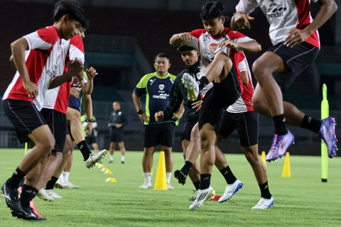 Pemain Timnas Indonesia U-17 mengikuti latihan di Stadion Pakansari, Kabupaten Bogor, Jawa Barat, Kamis (13/3/2025). Foto: Yulius Satria Wijaya/ANTARA FOTO