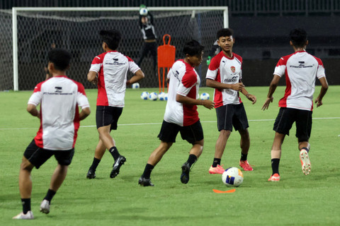 Pemain Timnas Indonesia U-17 mengikuti latihan di Stadion Pakansari, Kabupaten Bogor, Jawa Barat, Kamis (13/3/2025). Foto: Yulius Satria Wijaya/ANTARA FOTO