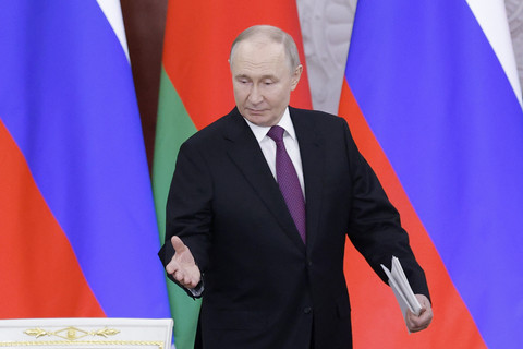 Presiden Rusia Vladimir Putin bersiap menyampaikan paparan saat penandatanganan dan konferensi pers dengan belarusia di Moskow, Rusia, Kamis (13/3/2025). Foto: Maxim Shemetov / POOL / AFP