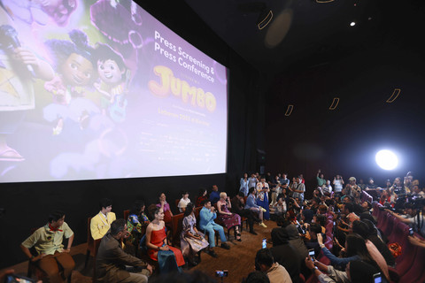 Sejumlah pengisi suara diantaranya Ariel Noah, Bunga Citra Lestari dan Cinta Laura saat konferensi pers film Jumbo di Epicentrum, Kuningan, Jakarta, Kamis, (13/3/2025).  Foto: Agus Apriyanto