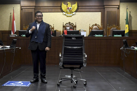 Sekjen DPP PDI Perjuangan Hasto Kristiyanto (kiri) berpose sebelum menjalani sidang dakwaan di Pengadilan Tipikor, Jakara Pusat, Jumat (14/3/2025). Foto: Muhammad Adimaja/ANTARA FOTO