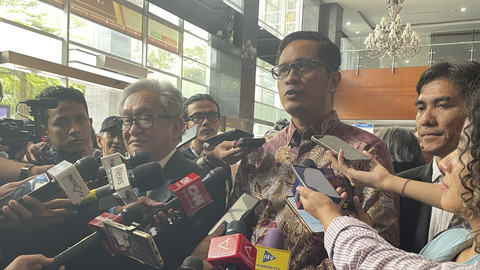 Koordinator juru bicara penasihat hukum Sekjen PDIP Hasto Kristiyanto, Febri Diansyah (tengah), usai sidang perdana kliennya, di Pengadilan Tipikor Jakarta, Jumat (14/3/2025). Foto: Fadhil Pramudya/kumparan