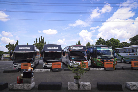 Sejumlah BUS Antar Kota Antar Provinsi (AKAP) terparkir di Terminal Kampung Rambutan, Jakarta, Jumat (14/3/2025). Foto: Iqbal Firdaus/kumparan