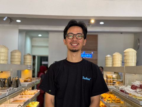 Pemilik generasi ketiga Toko Kue Trubus, Jonathan Lukas, ditemui pada Selasa (11/3). Foto: Mulya Irfani/Pandangan Jogja