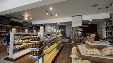 Produk-produk yang dijajakan di dalam Toko Kue Trubus pusat. Foto: Mulya Irfani/Pandangan Jogja