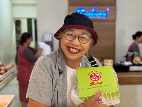 Salah satu pelanggan Toko Kue Trubus yang ditemui Pandangan Jogja di lokasi. Foto: Mulya Irfani/Pandangan Jogja