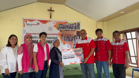 Direktur Utama Telkom Akses Stanislaus Susatyo (ketiga dari kanan), Direktur HC & IT Nizar (kedua dari kanan), General Manager Telkom Akses Bali Nusra I Gusti Gde Donny Wardhana (paling kanan), dan Forsikatel Group Telkom Akses saat menyerahkan bantuan kepada perwakilan Panti Asuhan Alma Baitama, beberapa waktu yang lalu. Foto: Dok. Telkom