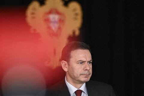 Perdana Menteri Portugal Luis Montenegro menyampaikan keterangan pers saat pertemuan dengan Presiden Portugal di Istana Belem, Lisbon, Portugal, Selasa (12/3/2025). Foto: Patricia De Melo Moreira/AFP