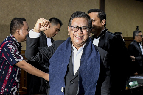 Terdakwa kasus dugaan menghalangi penyidikan kasus korupsi Harun Masiku dan Suap KPU, Hasto Kristiyanto (tengah) mengepalkan tangan usai menjalani sidang dakwaan di Pengadilan Tipikor, Jakarta Pusat, Jumat (14/3/2025). Foto: Muhammad Adimaja/Antara Foto