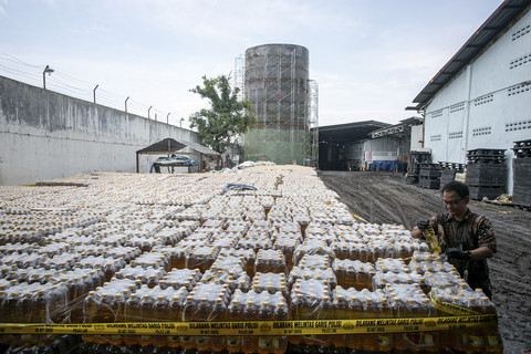 Petugas BSML Regional II memeriksa barang bukti botol kemasan minyak goreng MinyaKita yang tidak sesuai takaran saat pengungkapan kasus manipulasi volume minyak goreng MInyakita di PT. Kusuma Mukti Remaja, Karang Anyar, Jawa Tengah, Jumat (14/3). Foto: Mohammad Ayudha/ANTARA FOTO