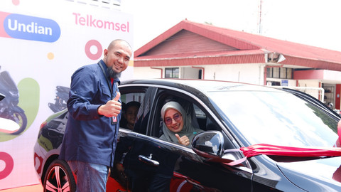 Endah Widyanti, seorang guru di SMPN 11 Muaro Jambi, memenangkan 1 unit Mercedes-Benz C200 Avantgarde dari program undian Poin Gembira Festival 2024 yang digelar Telkomsel. Foto: Telkomsel