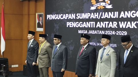 Suasana pengucapan sumpah anggota MPR pengganti antar waktu (PAW) di Ruang Delegasi, Kompleks Parlemen Senayan, Jakarta, Jumat (14/3/2025). Foto: Luthfi Humam/kumparan
