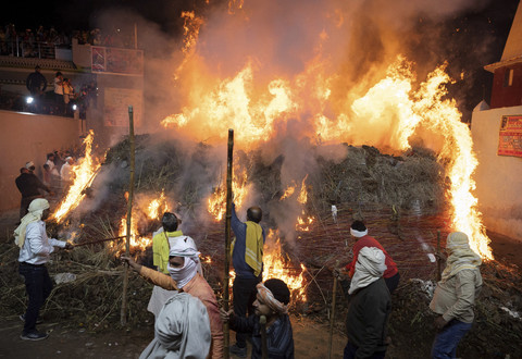 Sejumlah warga mengikuti festival Holi di Phalen dekat kota Mathura, India, Jumat (14/3/2025). Foto: Adnan Abidi/Reuters