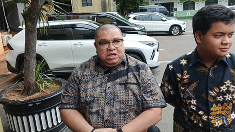 Razman Arif Nasution mendatangi Polres Jakarta Selatan, Jumat (14/3). Foto: Giovanni/kumparan