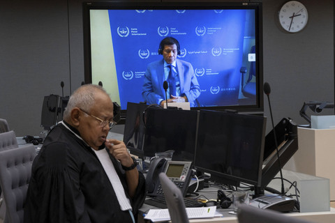 Pengacara dari mantan Presiden Filipina Rodrigo Duterte, Salvador Medialdea menyampaikan paparan saat sidang dakwaan di Pengadilan Kriminal Internasional (ICC), Den Haag, Belanda, Jumat (14/3/2025). Foto: Peter Dejong/Pool via Reuters