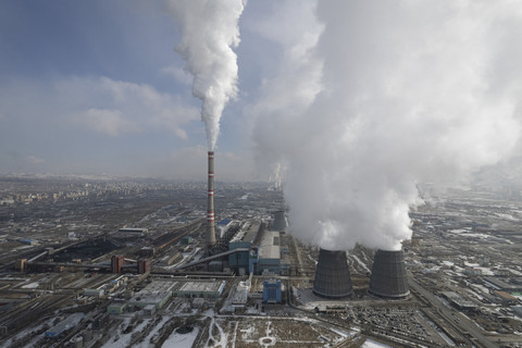 Foto udara suasana asap dan uap yang mengepul dari cerobong asap di Ulan Bator, Mongolia. Foto: Jade Gao/AFP