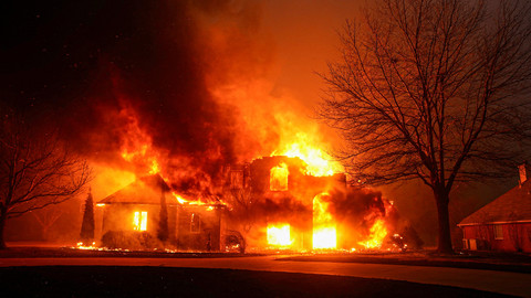 Kebakaran menghanguskan sebuah rumah selama kebakaran hutan di Stillwater, Oklahoma, AS, 14 Maret 2025. Foto: REUTERS/Nick Oxford