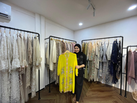 Owner Faye Attire Pontianak menunjukkan koleksi pakaian. Foto: Rabiansyah/Hi!Pontianak