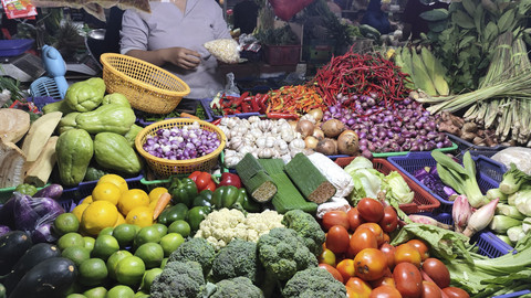 Sayur-sayur yang dijual di Pasar Tradisional Pondok Ranji, Tangerang Selatan, Sabtu (15/3/2025). Foto: Najma Ramadhanya/kumparan