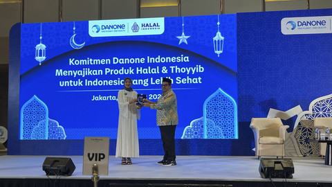 Kepala BPJPH, Ahmad Haikal Hasan (kanan) dan VP General Secretary Danone Indonesia, Vera Galuh Sugijanto (kiri) dalam acara Buka Puasa bersama Danone Indonesia di Jakarta pada Jumat (14/3/2025). Foto: Gitario Vista Inasis/kumparan