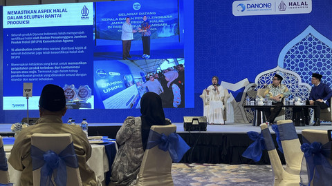 Kepala BPJPH, Ahmad Haikal Hasan (tengah) dan VP General Secretary Danone Indonesia, Vera Galuh Sugijanto (kiri) dalam acara Buka Puasa bersama Danone Indonesia di Jakarta pada Jumat (14/3/2025). Foto: Gitario Vista Inasis/kumparan