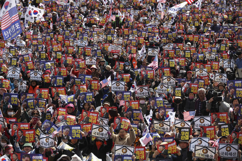 Sejumlah pengunjuk rasa dari kelompok sayap kanan melakukan unjuk rasa mendukung Presiden Korea Selatan Yoon Suk Yeol yang dimakzulkan di Seoul, Korea Selatan, Sabtu (15/3/2025). Foto: Kim Hong-Ji/Reuters