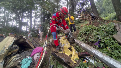 Kecelakaan yang melibatkan tujuh unit kendaraan di ruas Jalan Raya Cipanas-Puncak, Desa Cibeureum, Kecamatan Cugeunang, Kabupaten Cianjur, Jawa Barat, Sabtu (15/3/2025). Foto: Dok. kumparan