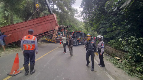 Kecelakaan yang melibatkan tujuh unit kendaraan di ruas Jalan Raya Cipanas-Puncak, Desa Cibeureum, Kecamatan Cugeunang, Kabupaten Cianjur, Jawa Barat, Sabtu (15/3/2025). Foto: Dok. kumparan