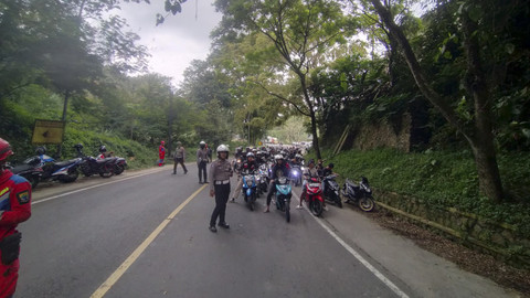 Kecelakaan yang melibatkan tujuh unit kendaraan di ruas Jalan Raya Cipanas-Puncak, Desa Cibeureum, Kecamatan Cugeunang, Kabupaten Cianjur, Jawa Barat, Sabtu (15/3/2025). Foto: Dok. kumparan
