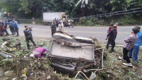 Kecelakaan yang melibatkan tujuh unit kendaraan di ruas Jalan Raya Cipanas-Puncak, Desa Cibeureum, Kecamatan Cugeunang, Kabupaten Cianjur, Jawa Barat, Sabtu (15/3/2025). Foto: Dok. kumparan
