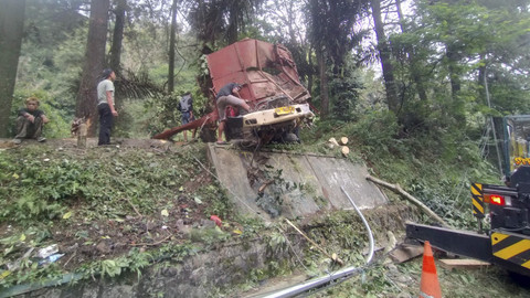 Kecelakaan yang melibatkan tujuh unit kendaraan di ruas Jalan Raya Cipanas-Puncak, Desa Cibeureum, Kecamatan Cugeunang, Kabupaten Cianjur, Jawa Barat, Sabtu (15/3/2025). Foto: Dok. kumparan